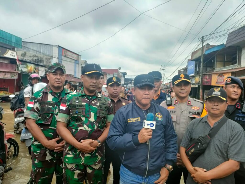 Dandim 1204/Sanggau Dampingi Pj Bupati Sanggau Tinjau Lokasi Banjir dan Dapur Umum