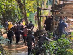 Warga Bersama Satgas Yonzipur 5/ABW Lakukan Aksi Bersih Sungai Wujudkan Lingkungan Bebas Dari Sampah dan Banjir