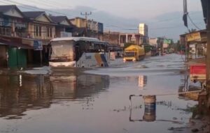 Kedalam Air Banjir Sosok Mulai Berkurang.