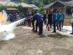 Pegawai Dinkes Pelatihan Penggunaan APAR