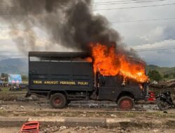 Syukuran Bupati Ricuh, 6 Orang Terluka Kendaraan Dinas Polres Dibakar dan Dirusak