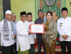 Safari Ramadhan, Pemkot Singkawang Serahkan Bantuan ke Masjid