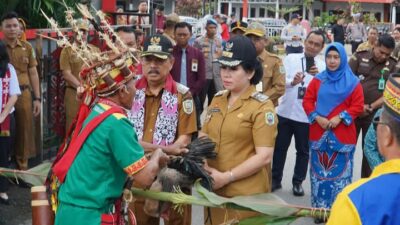 Hari Pertama Ngantor Bupati dan Wakil Bupati Sanggau di Sambut Dengan Ritual Adat Penyambutan.