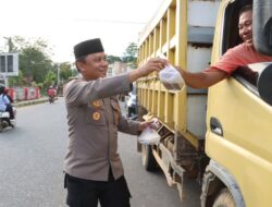Hari Kelima Ramadhan Polres Sanggau Kembali Bagikan Takjil Bagi Pengguna Jalan