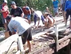 Pengajuan Sudah Lama Belum Ditindaklanjuti PUPR Sintang, Warga Swadaya Perbaiki Jembatan Rusak