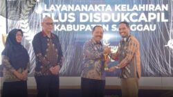 Bupati Sanggau Terima Penghargaan Tribun Pontianak Awards