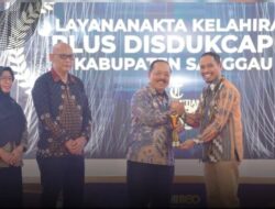 Bupati Sanggau Terima Penghargaan Tribun Pontianak Awards