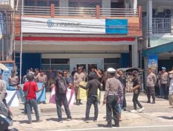 Puluhan Massa Datangi FIF Group Cabang Singkawang