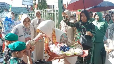 Ketua Yayasan Kartika Jaya Cabang XVII/Tanjungpura, Ny. Indah Mulya Ningsih, Kunjungi TK Kartika XVII -11 Sanggau