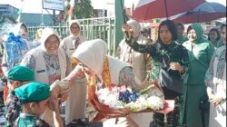 Ketua Yayasan Kartika Jaya Cabang XVII/Tanjungpura, Kunjungi TK Kartika XVII -11 Sanggau