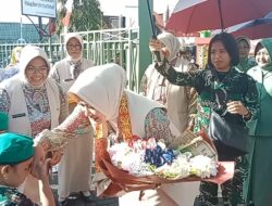 Ketua Yayasan Kartika Jaya Cabang XVII/Tanjungpura, Kunjungi TK Kartika XVII -11 Sanggau