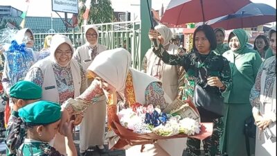 Ketua Yayasan Kartika Jaya Cabang XVII/Tanjungpura, Kunjungi TK Kartika XVII -11 Sanggau