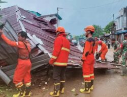 Cuaca Ekstrem di Sanggau, Pohon Tumbang dan Bangunan Roboh