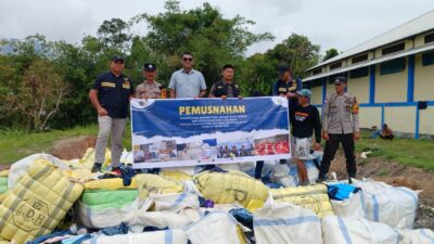 Bea Cukai Entikong Ganyang Balepress Ilegal, 500 Bale Dimusnahkan