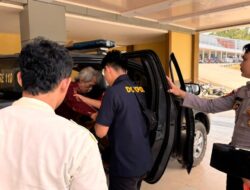 Polres Sanggau Evakuasi Lansia Sakit Terlantar di Kawasan Pasar Rawa Bangun