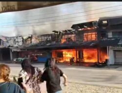 Kebakaran Hebat Landa Pasar Sosok, 10 Ruko Hangus Terbakar