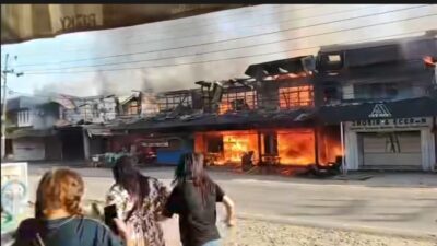 Kebakaran Hebat Landa Pasar Sosok, 10 Ruko Hangus Terbakar