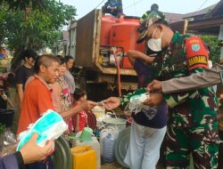 Kodim 1204/Sanggau Salurkan Air Bersih dan Masker untuk Warga Jangkang
