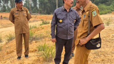 Didampingi Plt Kadis PUPR, Bupati Sanggau Tinjau Lokasi Pembangunan Rumah Adat Melayu di Sekayam
